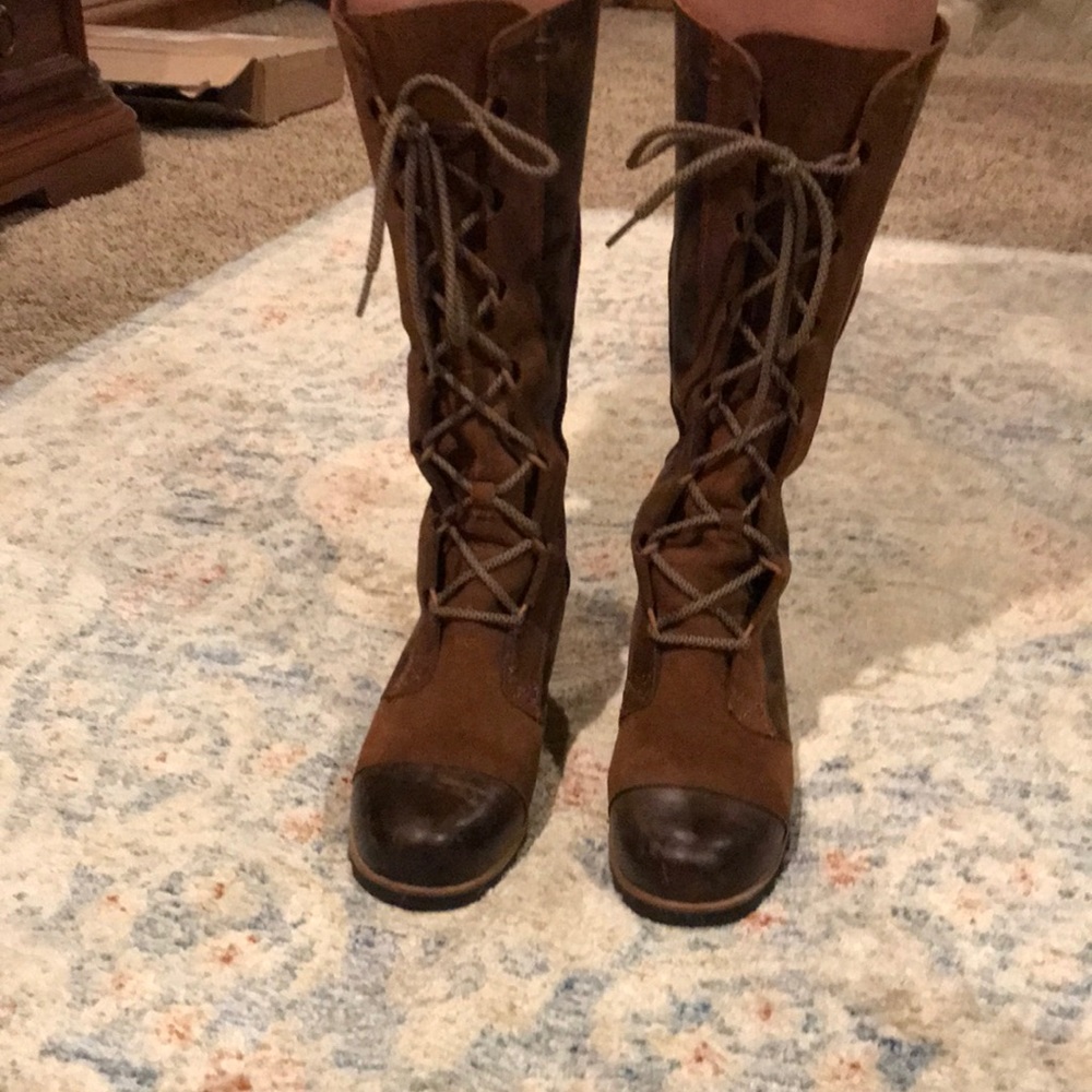Women’s Sorel lace up wedge boots! Great condition